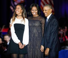 Ein letztes Mal im ganz grossen Rampenlicht: Barack Obama mit seiner Frau Michelle und Tochter Malia. (Bild: Kamil Krzaczynski / Keystone)