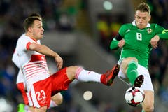Mittelfeldspieler Xherdan Shaqiri, links, im Kampf um den Ball mit Steven Davis von Nordirland. (Bild: Laurent Gilliéron / Keystone)