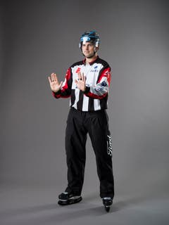 Check von hinten (IIHF-Regel 123): Ein Spieler, der einen Check gegen einen Gegenspieler ausführt, der sich in einer wehrlosen Position befindet, sich des Checks nicht bewusst ist und nicht in der Lage ist, sich vor so einem Check zu schützen oder zu verteidigen. Der Kontakt erfolgt dabei auf der Rückseite des Körpers. Mit beiden Armen wird auf Brusthöhe eine Streckbewegung mit offenen, aufgerichteten Handflächen ausgeübt. (Bild: Keystone)