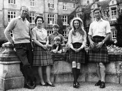 Familienfoto der Königsfamilie von Grossbritannien, aufgenommen zum 25. Hochzeitstag des Königspaares, am 20. November 1972. v.l.n.r.: Prinz Philip, Queen Elisabeth II., Prinz Edward, Prinz Andrew, Prinzessin Anne, Prinz Charles. (Bild: Keystone)