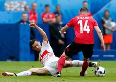 Blerim Dzemaili (l) gegen Taulant Xhaka. (Bild: Keystone)