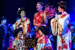 Viktoria (Ramona Holy) mit Blumenstrauss. (Bild: Benjamin Manser)