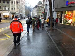 Ein Teil der linken Demonstranten begab sich zum Bahnhofplatz. (Bild: Martin Rechsteiner)