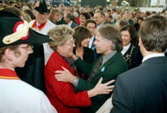 Unter Genossen: Lilian Uchtenhagen gratuliert im Herbst 1995 Moritz Leuenberger nach dessen Wahl in den Bundesrat. (Bild: Keystone)
