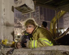 Feuerwehrleute versuchten bis zuletzt Personen aus den Twin Towers zu evakuieren. 400 Feuerwehrmänner kamen bei den Anschlägen ums Leben. (Bild: Keystone)