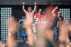 Auch für Bligg wurde es irgendwann zu heiss und er zog sein Shirt aus. (Bild: Urs Bucher)