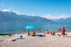 Sonnenbaden am Lago Maggiore. (Bild: Urs Bucher)