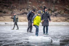 Die Ostschweiz läuft Schlittschuh auf dem Seealpsee (Bild: Urs Bucher)
