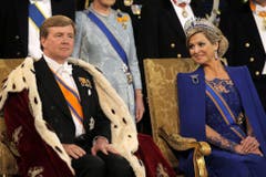 König Willem-Alexander wirkt etwas angespannt, Königin Maxima lächelt ihm zu. (Bild: Keystone)
