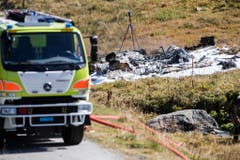 Rettungskräfte bei den Trümmern des verunglückten Militärhelikopters bei der Armeefestung Sasso da Pigna auf dem Gemeindegebiet Airolos. (Bild: Keystone)