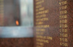 Auf einem Gedenkstein sind die Namen und das Alter der fast 100 Todesopfer verewigt worden. (Bild: Keystone)