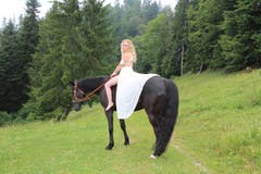 Rennreiterin Nadia aus dem Aargau ist 25 Jahre alt und befindet sich in der Ausbildung zur Bäuerin. (Bild: www.bauernkalender.ch)