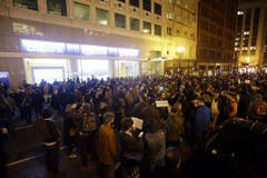 Vor dem französischen Konsulat in San Francisco versammelten sich hunderte Menschen. (Bild: Keystone)