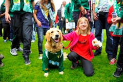 Hund Genee ist bei der Feier dabei. (Bild: Urs Bucher)