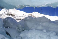 Der Feegletscher im Wallis schwitzt - und das auf einer Höhe von 3500 Metern über Meer. (Bild: Keystone)