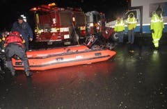 Feuerwehrleute bereiten sich auf ihren Einsatz vor. (Bild: Keystone)