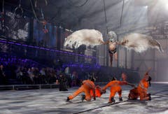 Eine Tanzperformance wird während den Eröffnungsfeierlichkeiten gehalten. (Bild: Keystone)