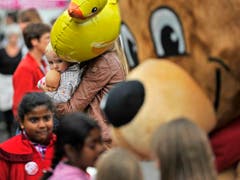 Kritischer Blick: «Hoffentlich tut der mir nichts...» (Bild: Reto Martin)