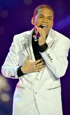 Castingshow-Teilnehmer Jesse Ritch trat zusammen mit Schlangenfrau Nina Burri auf und performte «Forever & a day». (Bild: Keystone)