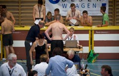 Bevor am Donnerstag die Wettkämpfe beginnen, müssen alle Athletinnen und Athleten auf die Waage stehen. (Bild: Michel Canonica)