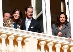 Prinzessin Caroline von Hanover, Christopher Levine und Prinzessin Stephanie von Monaco erwarten die Präsentation der Zwillinge. (Bild: Keystone)