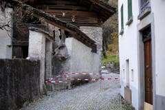 Ein Absperrband vor der roten Zone, die nicht betreten werden darf. (Bild: KEYSTONE/Gian Ehrenzeller)