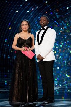 Salma Hayek and David Oyelowo verliehen den Oscar für den Besten Dokumentar-Kurzfilm an «The White Helmets». (Bild: AARON POOLE / AMPAS)