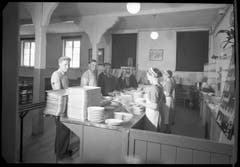 Anstehen für das Essen am 30. Juni 1941. (Bild: Bühler AG)