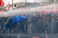 Die Polizei spritzte die Demonstranten mit einer Wasserkanone. (Bild: Keystone)