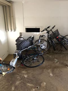 Die Wassermassen drückten die kleine Mauer beim Abgang zur Tiefgarage einfach ein. (Bild: Saadet Klein (Bewohnerin))
