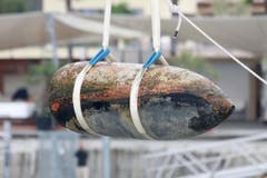 Die Fliegerbombe wird aus dem See gehoben. (Bild: Rudolf Hirtl)