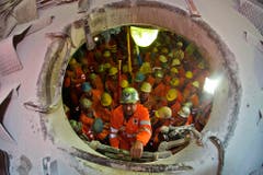 Am 15. Oktober 2010 ist der Hauptdurchschlag geschafft. Mineur Hubert Baer klettert durch den Bohrkopf von Norden nach Süden. (Bild: Keystone)