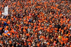 Tausende Menschen mit aufblasbaren Kronen versammelten sich auf dem Dam in Amsterdam. (Bild: Keystone)