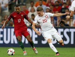 Der Portugal-Spieler Nani (links) und Polens Lukasz Piszczek im Zweikampf. (Bild: Keystone)