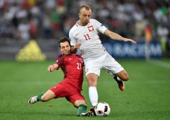 Portugals Cedric (links) im Duell mit Kamil Grosicki. (Bild: Keystone)