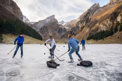 Die Ostschweiz läuft Schlittschuh auf dem Seealpsee (Bild: Urs Bucher)