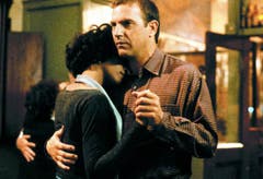 1992 gibt Whitney Houston an der Seite von Kevin Costner in «The Bodyguard» ihr Leinwanddebüt - und steuert auch gleich noch den Soundtrack dazu bei. Die Single «I Will Always Love You» bleibt 14 Wochen an der Spitze der US-Charts. (Bild: Warner Bros)