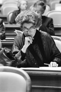 Aufmerksam studiert Lilian Uchtenhagen im März 1986 Unterlagen. (Bild: Keystone)