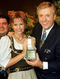1998 durfte Karl Moik Francine Jordi, der damaligen Siegerin des "Grand Prix der Volksmusik" einen Preis überreichen. (Bild: Keystone)
