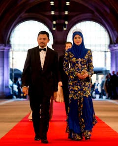 Bruneis Kronprinz Al-Muhtadee Billah Bolkiah mit seiner Schweizer Ehefrau Dayangku Sarah Pengiran Salleh. (Bild: Keystone)