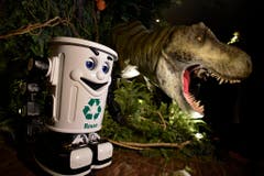 Ein Tyrannosaurus rex und ein Roboter-Abfallkübel bevölkern die Lobby. (Bild: FRANCK ROBICHON (EPA))