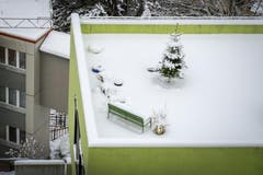 Weihnachtsstimmung auf einer Terrasse an der Felsenstrasse in St.Gallen (9.1.2017). (Bild: Urs Bucher)