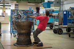 In der Abteilung Triebwerke wird ebenfalls fleissig gearbeitet. (Bild: Ralph Ribi)