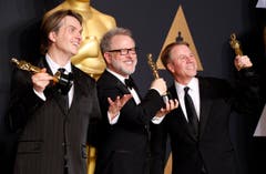 «Zootopia» gilt nun als Bester animierter Spielfilm, v. l.: Byron Howard, Rich Moore and Clark Spencer. (Bild: Paul Buck/Keystone)