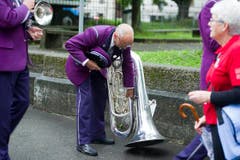 Sorgfältig stellt ein Musiker sein Instrument ab. (Bild: Michel Canonica)