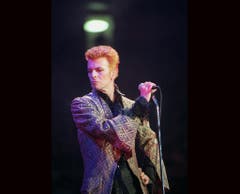 Aus blond wird rot: David Bowie feiert seinen 50. Geburtstag mit einem Konzert im New Yorker Madison Square Garden (1997). (Bild: Keystone)