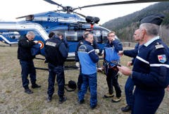 Lagebesprechung der Einsatzkräfte in Seyne-les-Alpes. (Bild: Keystone)