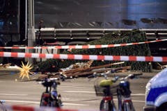 Truck crashes into a Christmas market in Berlin (Bild: Keystone)