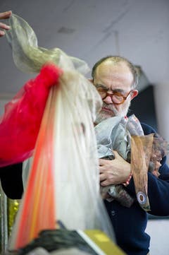 Christian Lacroix bei der Firma Jakob Schlaepfer (Bild: Michel Canonica)