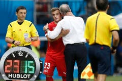Xherdan Shaqiri wird nach seinem Hattrick ausgewechselt und erhält Standing Ovations. (Bild: Keystone)